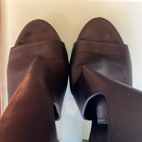 Black Vince Addie Sandals - Picture 6 of 7